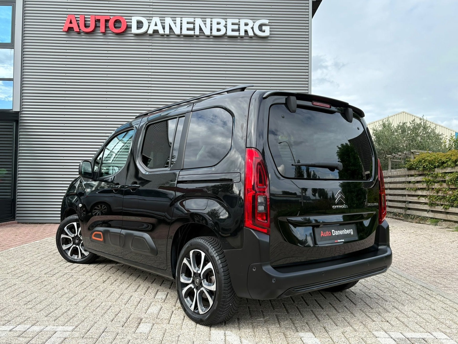 Citroen Berlingo XTR ! WEINIG KM! NIEUWSTAAT PANO,CAMERA,HEA, Dealer onderhouden, Zwart, 1199 cc, 1298 kg