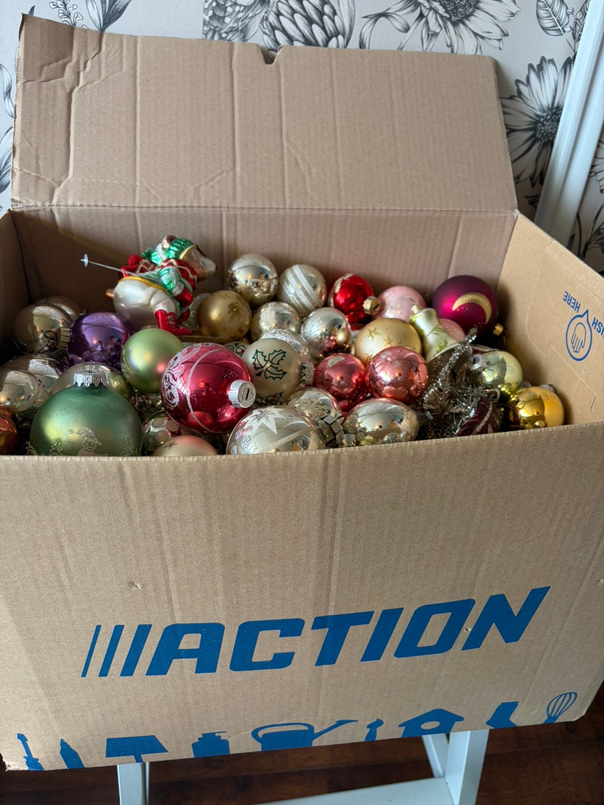 Verhuisdoos vol met kerstballen en ornamenten (veel vintage), Ophalen, Gebruikt