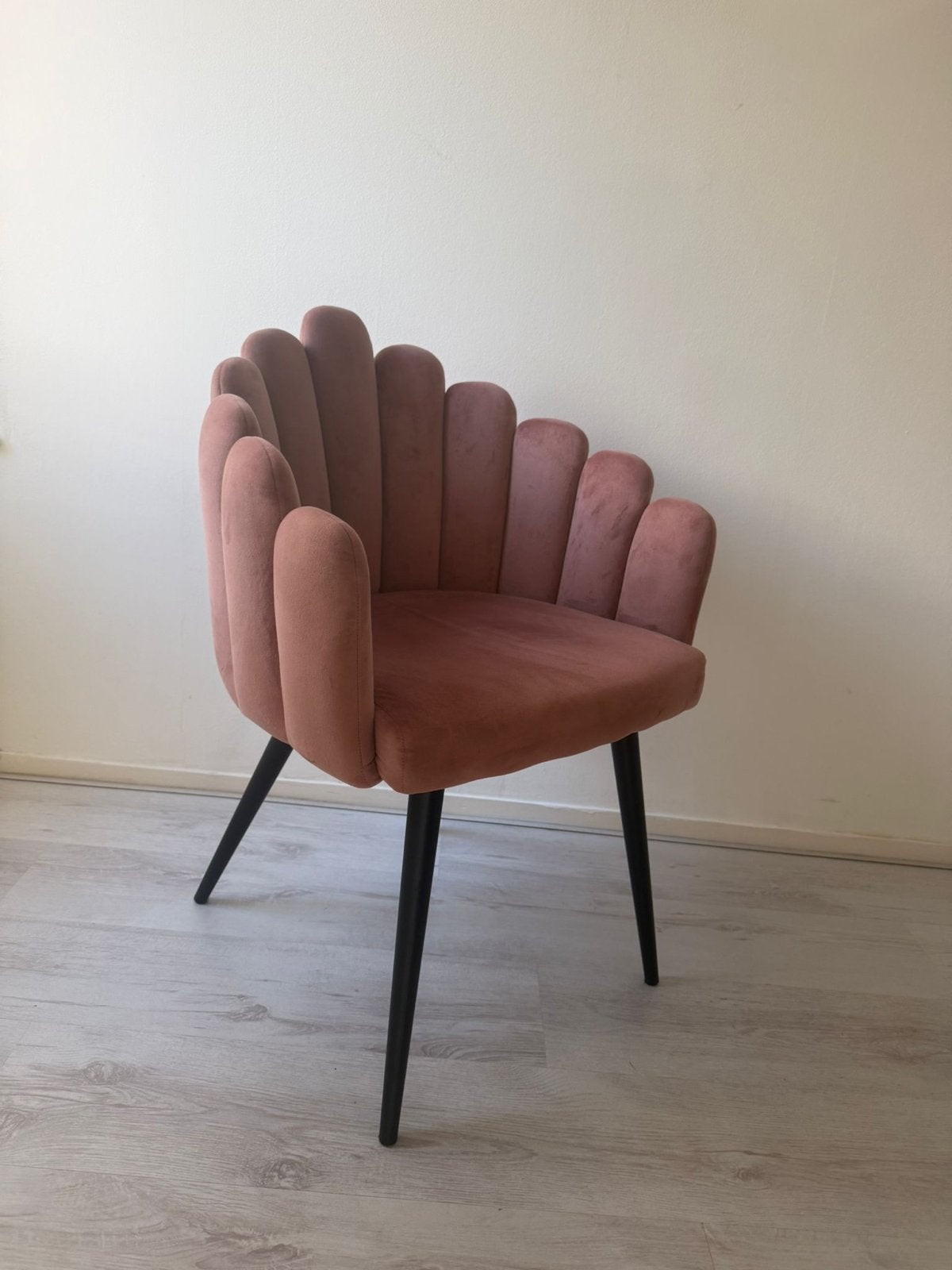 Roze fluwelen schelpstoel - Zo goed als nieuw, Huis en Inrichting, Ophalen, Overige kleuren, Zo goed als nieuw, Metaal