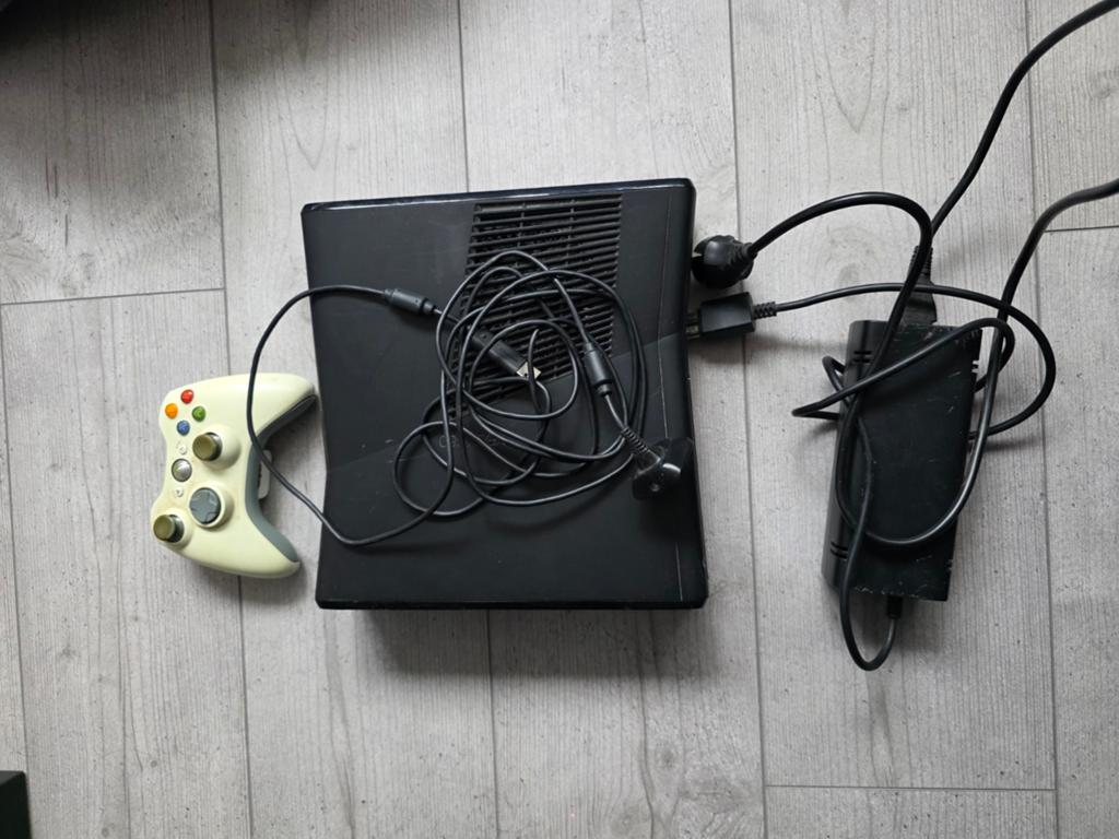 Xbox 360 Console met controller en alle kabels, Spelcomputers en Games, Spelcomputers | Xbox 360, Ophalen of Verzenden, Gebruikt