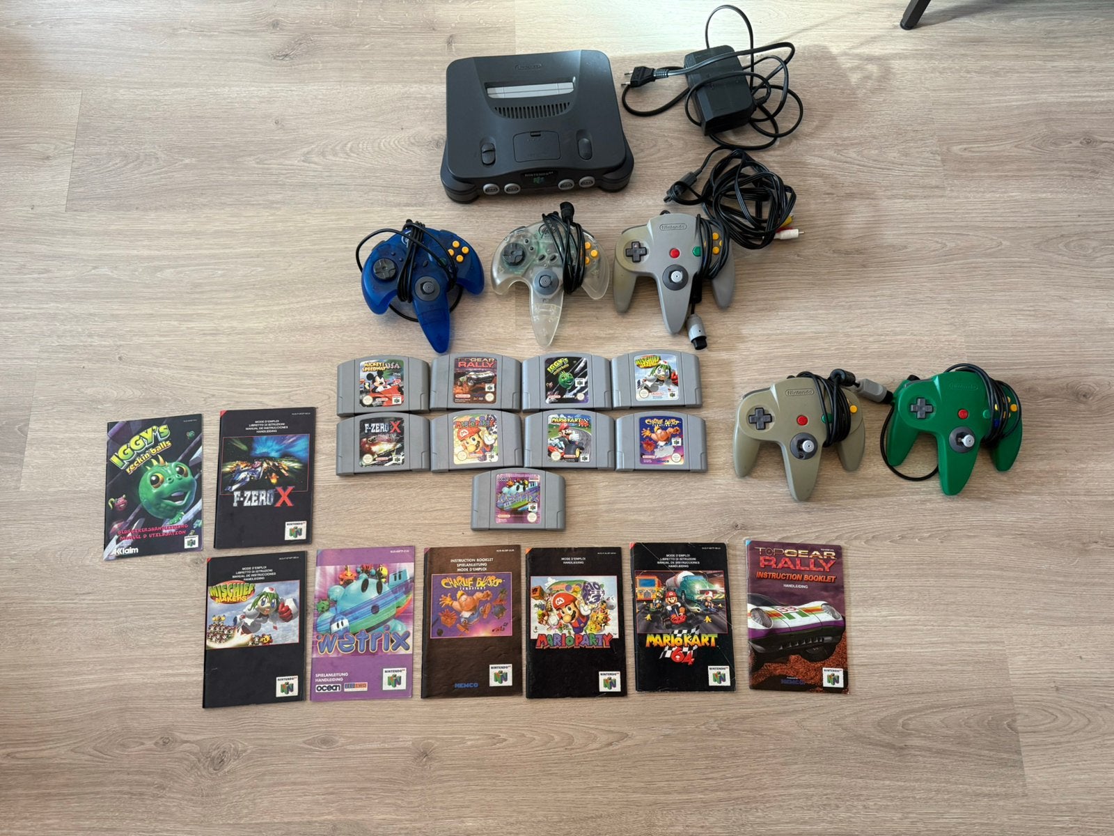 Nintendo 64 + 9 games + 5 controllers en handleidingen, Spelcomputers en Games, Ophalen of Verzenden, Met 2 controllers
