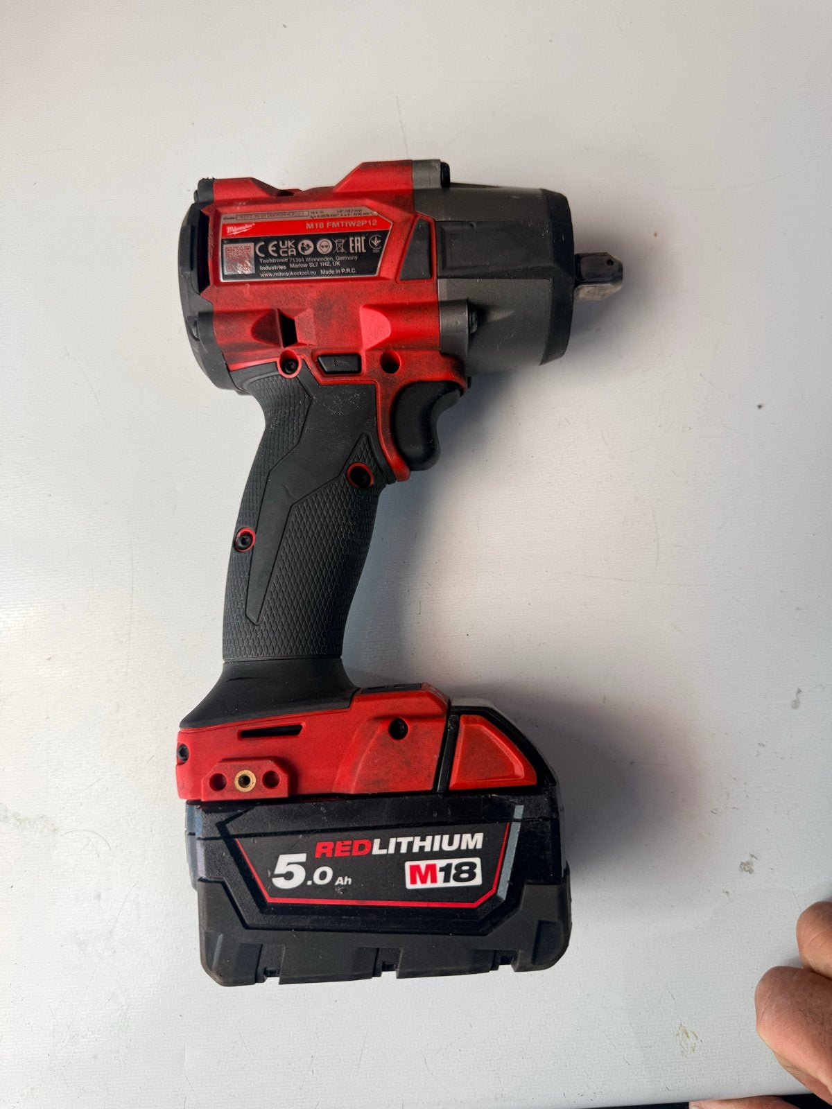 Milwaukee M18 FUEL Slagmoersleutel FMTIW2P12 met 5.0 Ah accu, Ophalen of Verzenden, Gebruikt