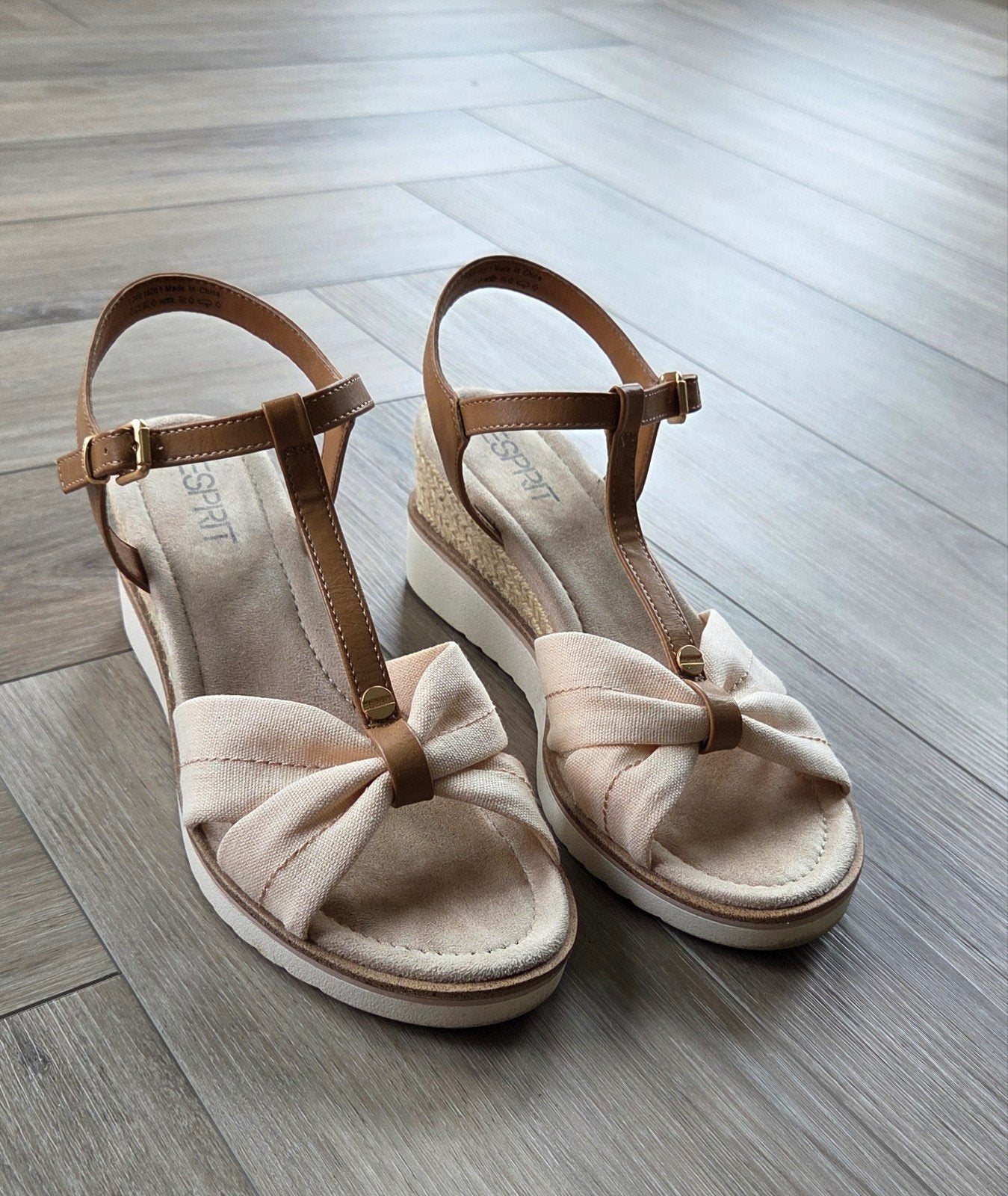 Aangeboden Dames Sandaal, Beige, Zo goed als nieuw, Esprit, Sandalen of Muiltjes