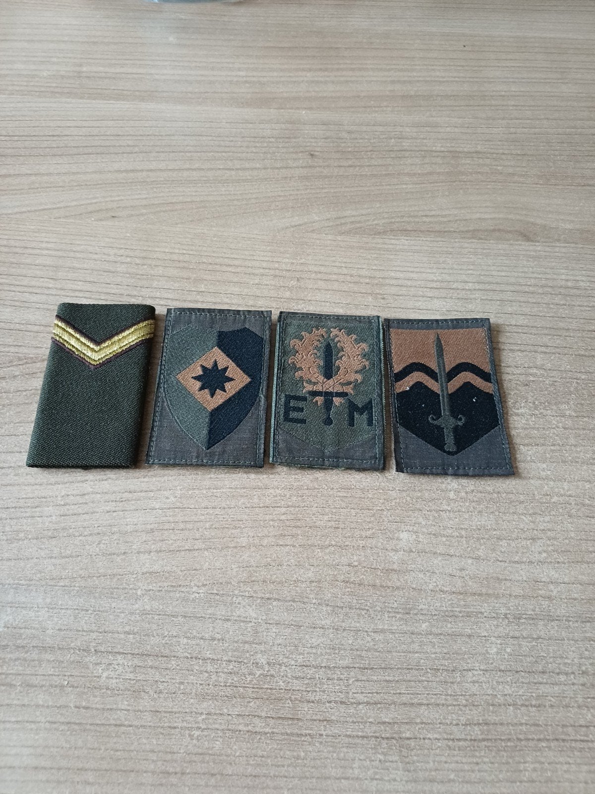 Set van 4 militaire emblemen/badges - Landmacht, Verzamelen, Militaria | Algemeen, Ophalen of Verzenden, Landmacht, Nederland