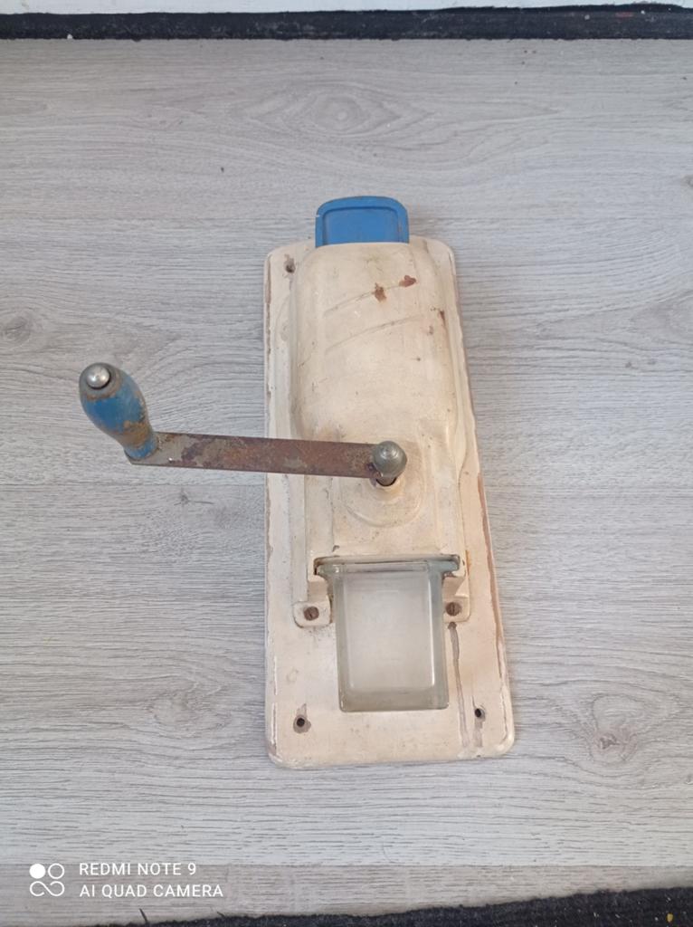 Vintage wand koffiemolen vanaf 1900 -1960 op muur plank
Rond, Antiek en Kunst, Ophalen of Verzenden