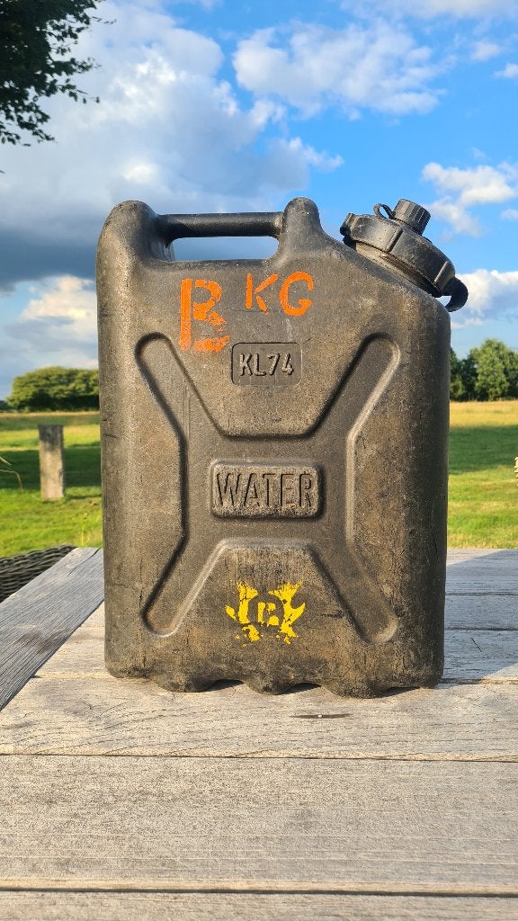 Leger waterjerrycan en schep in hoes., Ophalen, Landmacht, Nederland