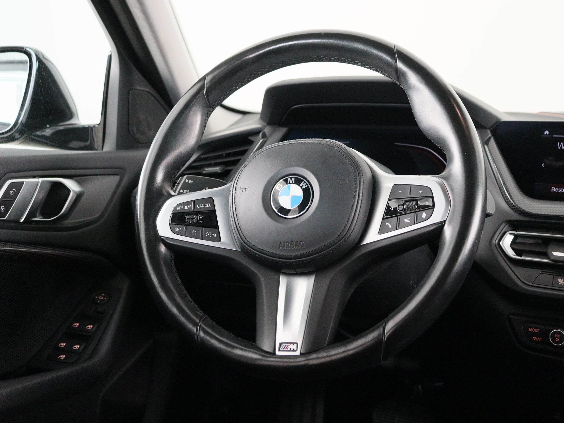 BMW 1 Serie 118i High Executive (bj 2022, automaat), Auto's, Gebruikt, Met garantie (alle), Automatische klimaatregeling, Zwart