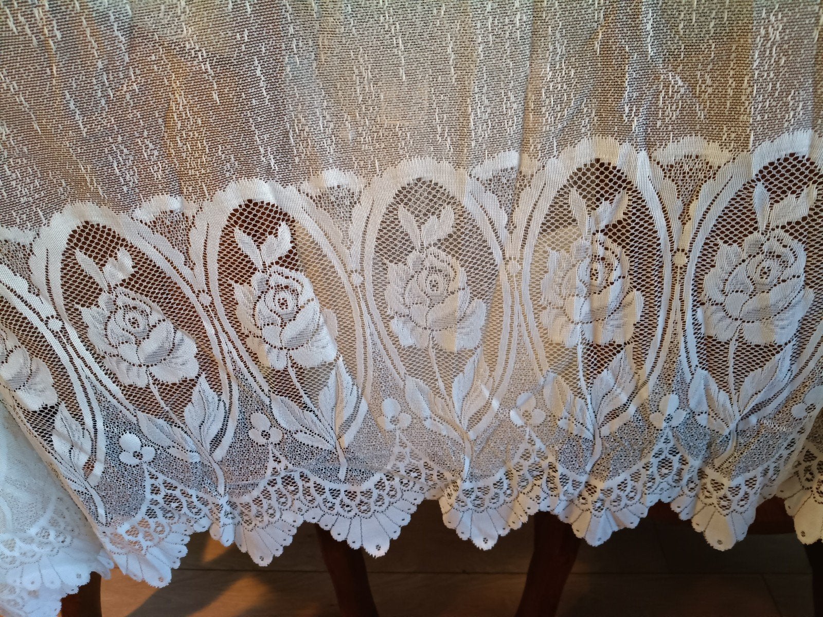Witte vitrage met rozenpatroon en haken 2 stuks, Vitrage, Gebruikt, Wit, Ophalen of Verzenden