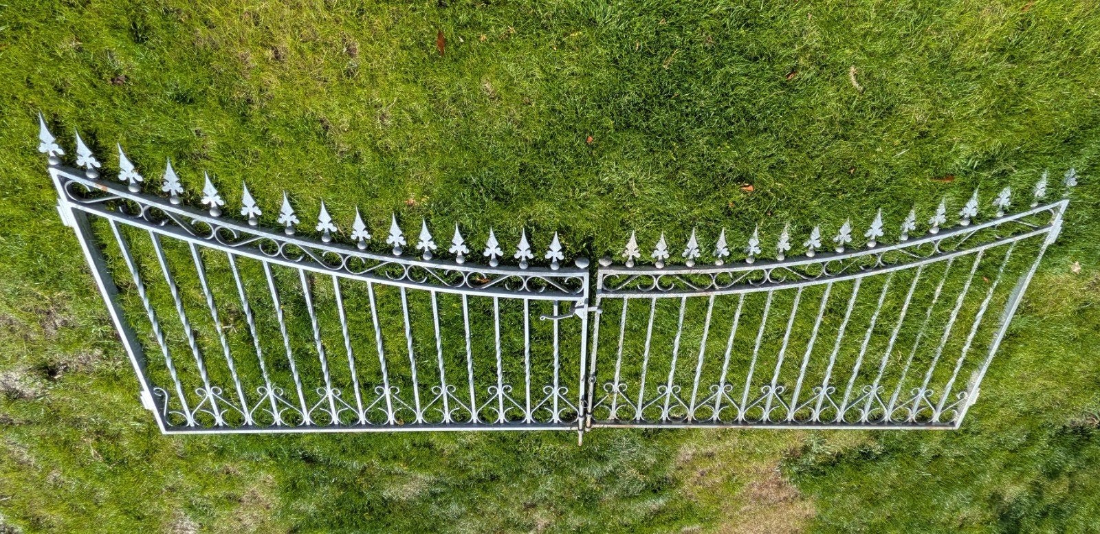 Smeedijzeren poort - 4 meter breed, 1,50m hoog, Tuin en Terras, Tuinhekken en Hekwerk, Ophalen, Met poort, Gebruikt, Sierhekwerk