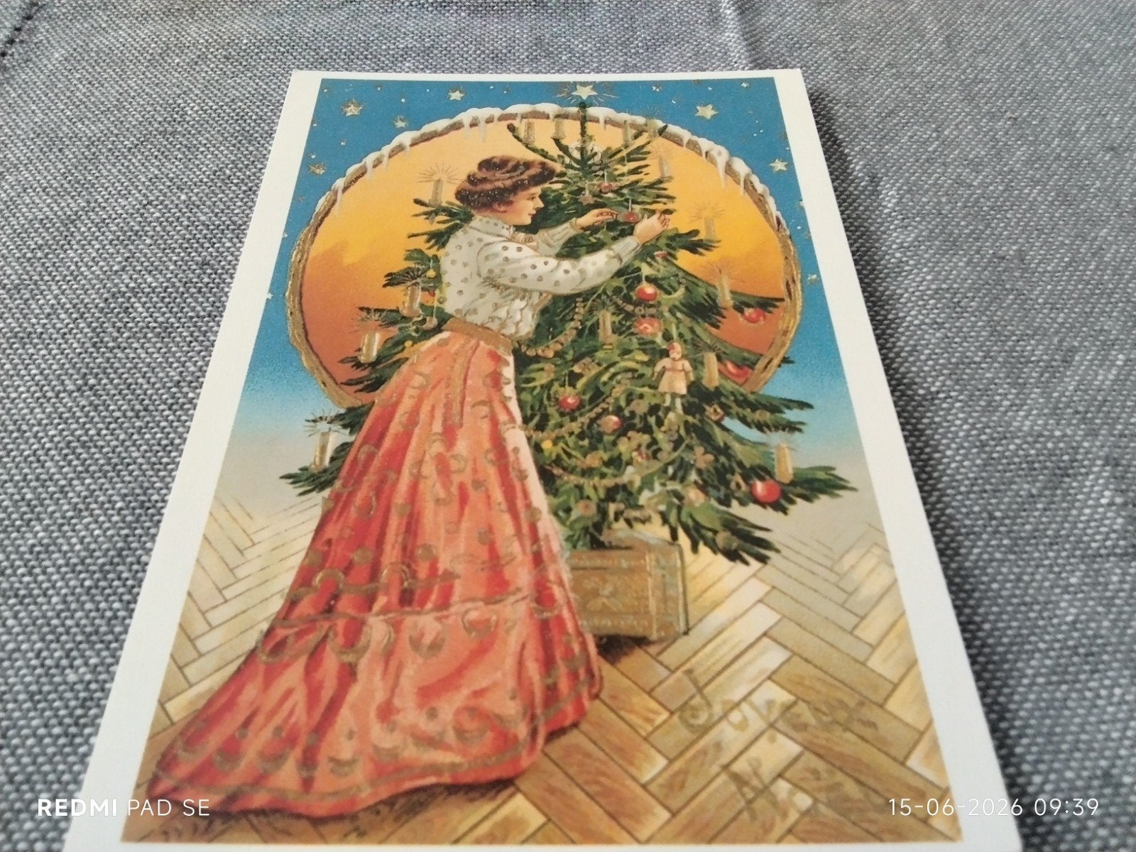 Oude Kerstkaart - Vrouw versiert kerstboom - Art Unlimited, Ophalen of Verzenden, 1980 tot heden