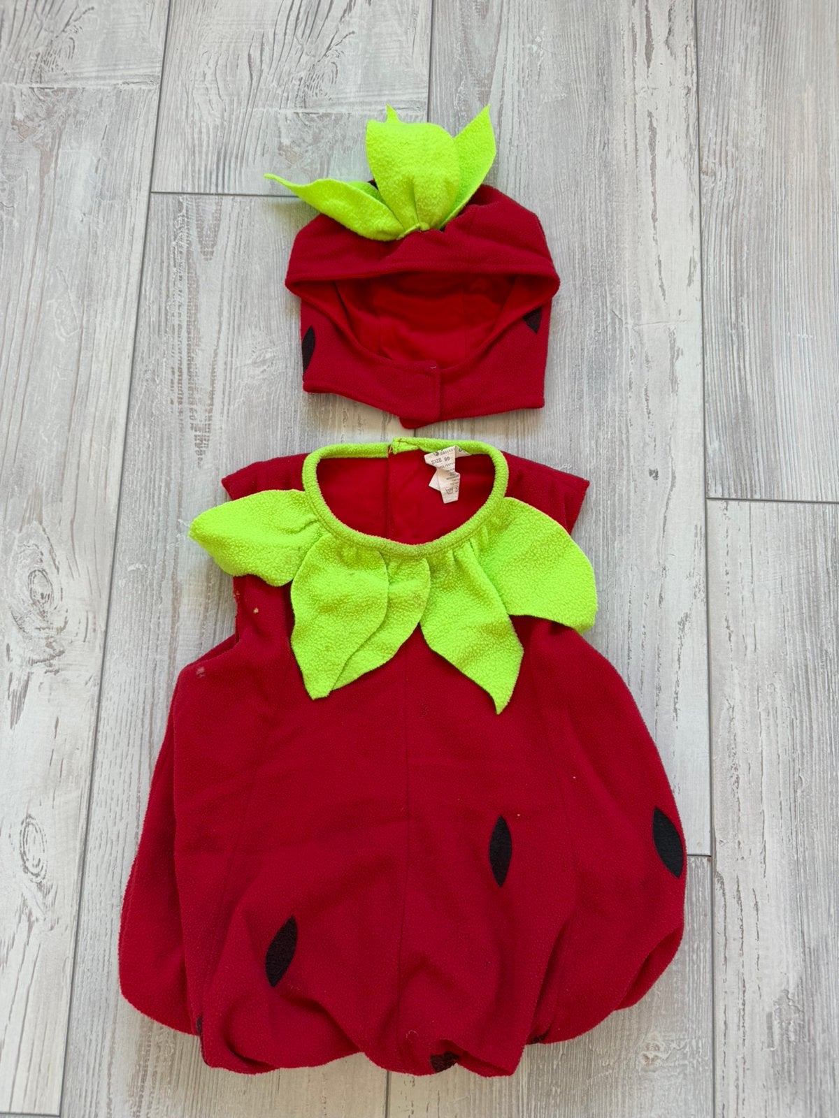 Carnaval / feest kleding aardbei pak maat 98, Ophalen of Verzenden, Zo goed als nieuw, 104 of kleiner, Meisje