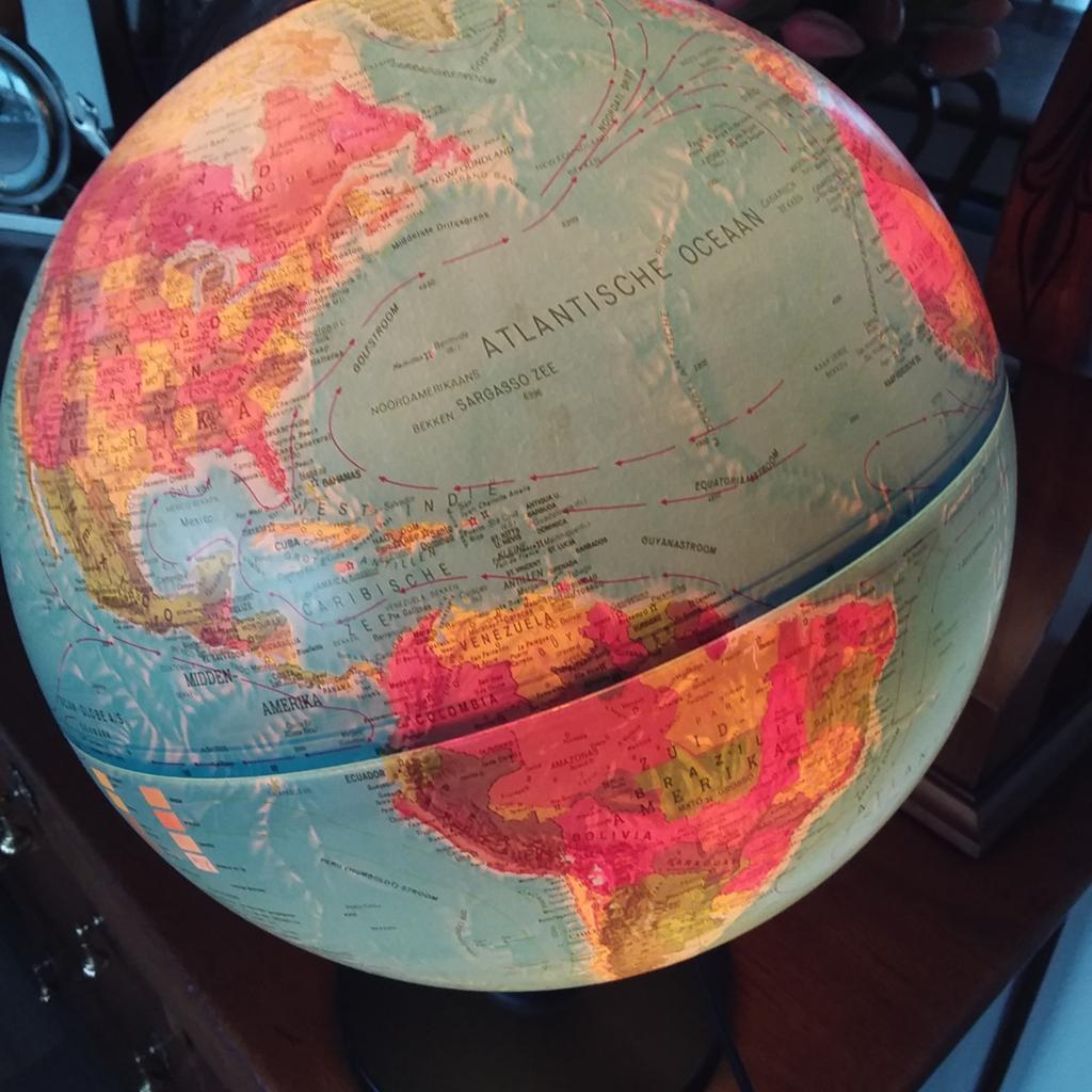Wereldbol / Globe met verlichting en duidelijke text., Ophalen