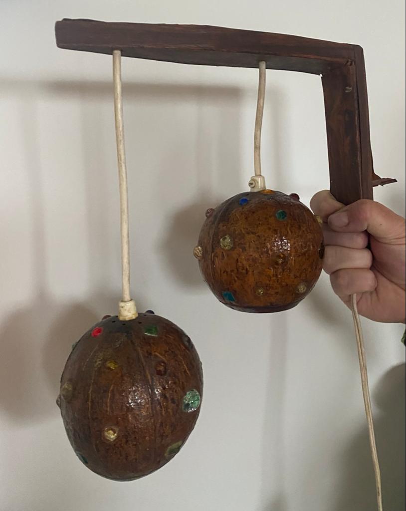 Vintage Handgemaakte Kokosnoot Wandlamp met Gekleurd Glas, Ophalen of Verzenden, Gebruikt, Glas