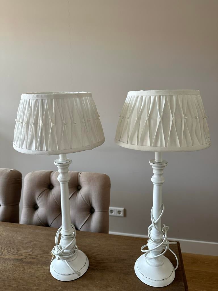 2 brocante witte tafellampen, Ophalen, Zo goed als nieuw, Rond, 50 cm of meer