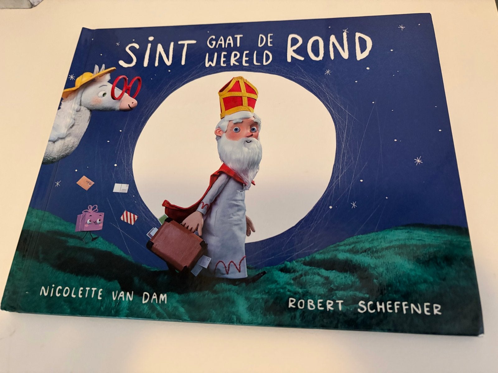 Sint Gaat de Wereld Rond - Kinderboek, Ophalen of Verzenden, Gelezen, Sprookjes