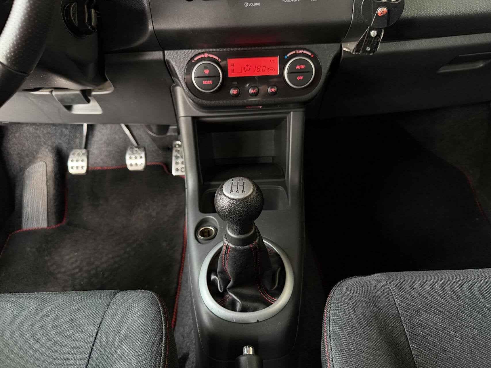 SUZUKI SWIFT 1.6 SPORT 125ch - JANTES 17" - SIÈGES SPORT - CLIMATISATION AUTOMATIQUE - DÉMARRAGE SANS CLÉ - AILERON