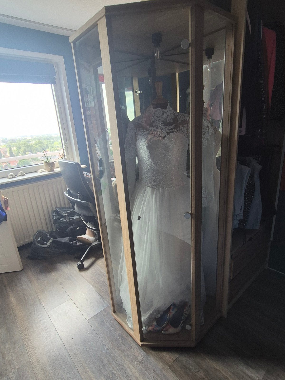 Vitrine kast met paspop., Ophalen, Gebruikt, 50 tot 100 cm, 150 tot 200 cm