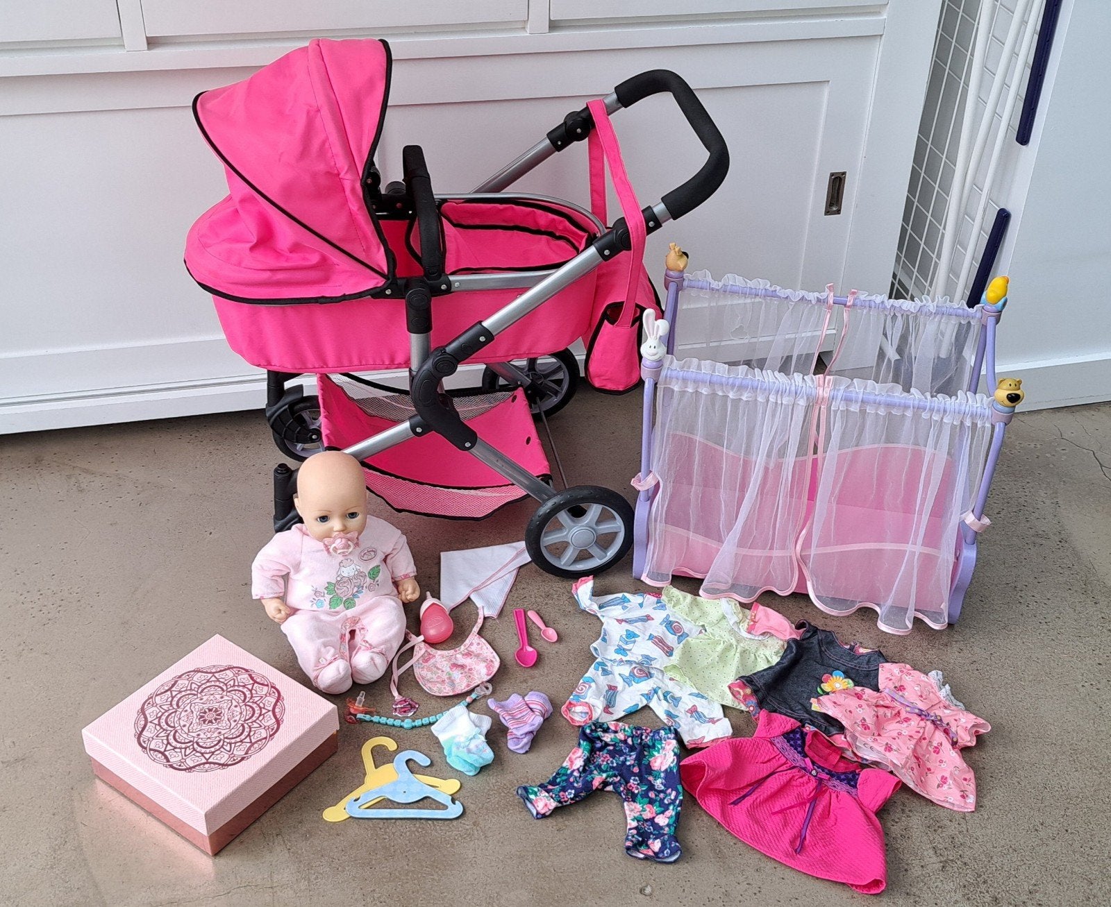 Baby Annabell set: pop, kinderwagen, wieg en kleding, Kinderen en Baby's, Ophalen, Zo goed als nieuw, Babypop
