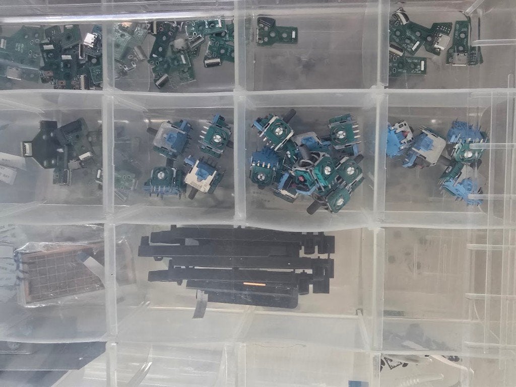 Foto 9 van Grote partij PS4/PS5 controllers + onderdelen/accessoires