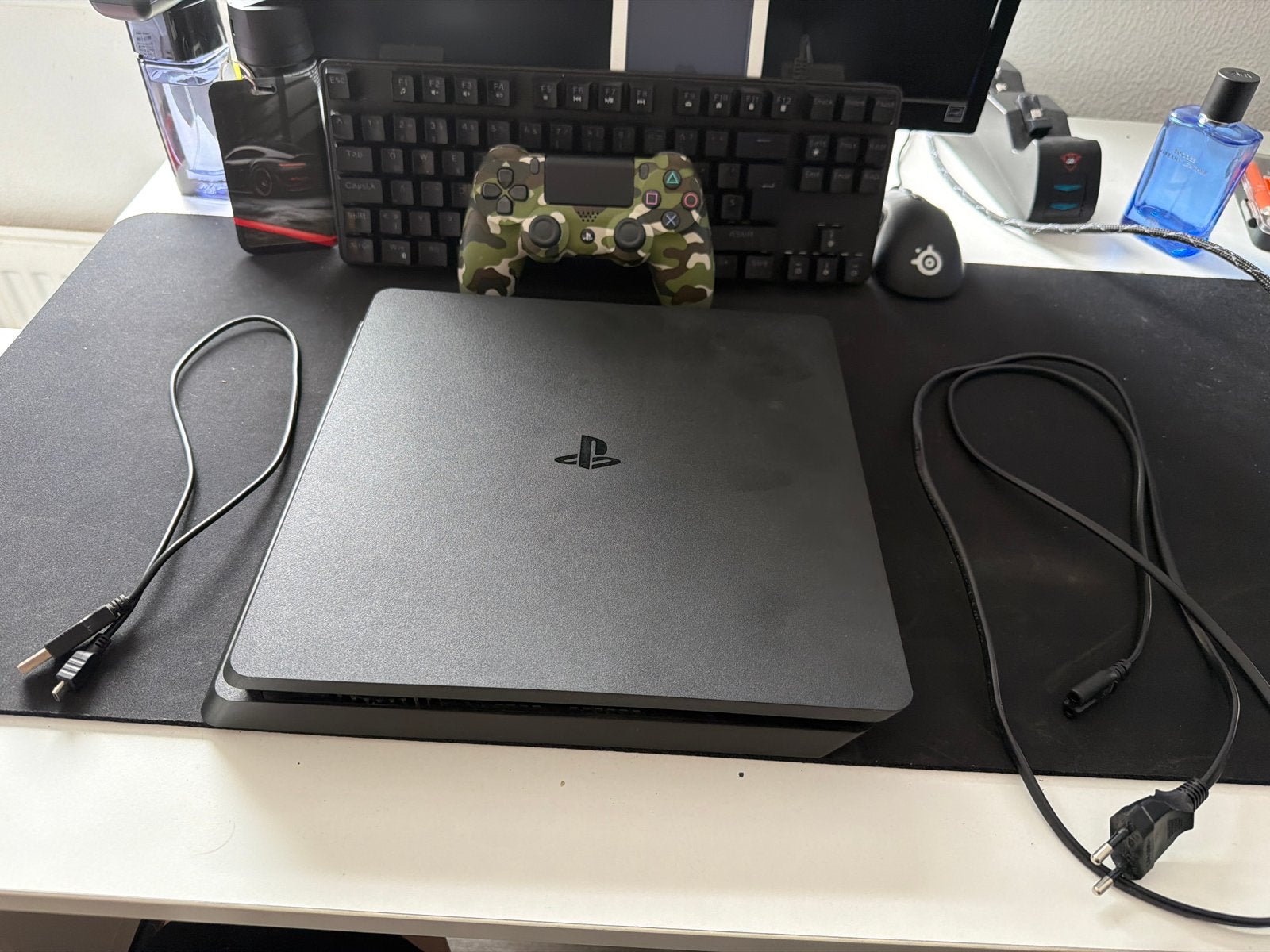 Sony PlayStation 4 Slim met controller, Spelcomputers en Games, Spelcomputers | Sony PlayStation 4, Zo goed als nieuw, Slim, Met 1 controller