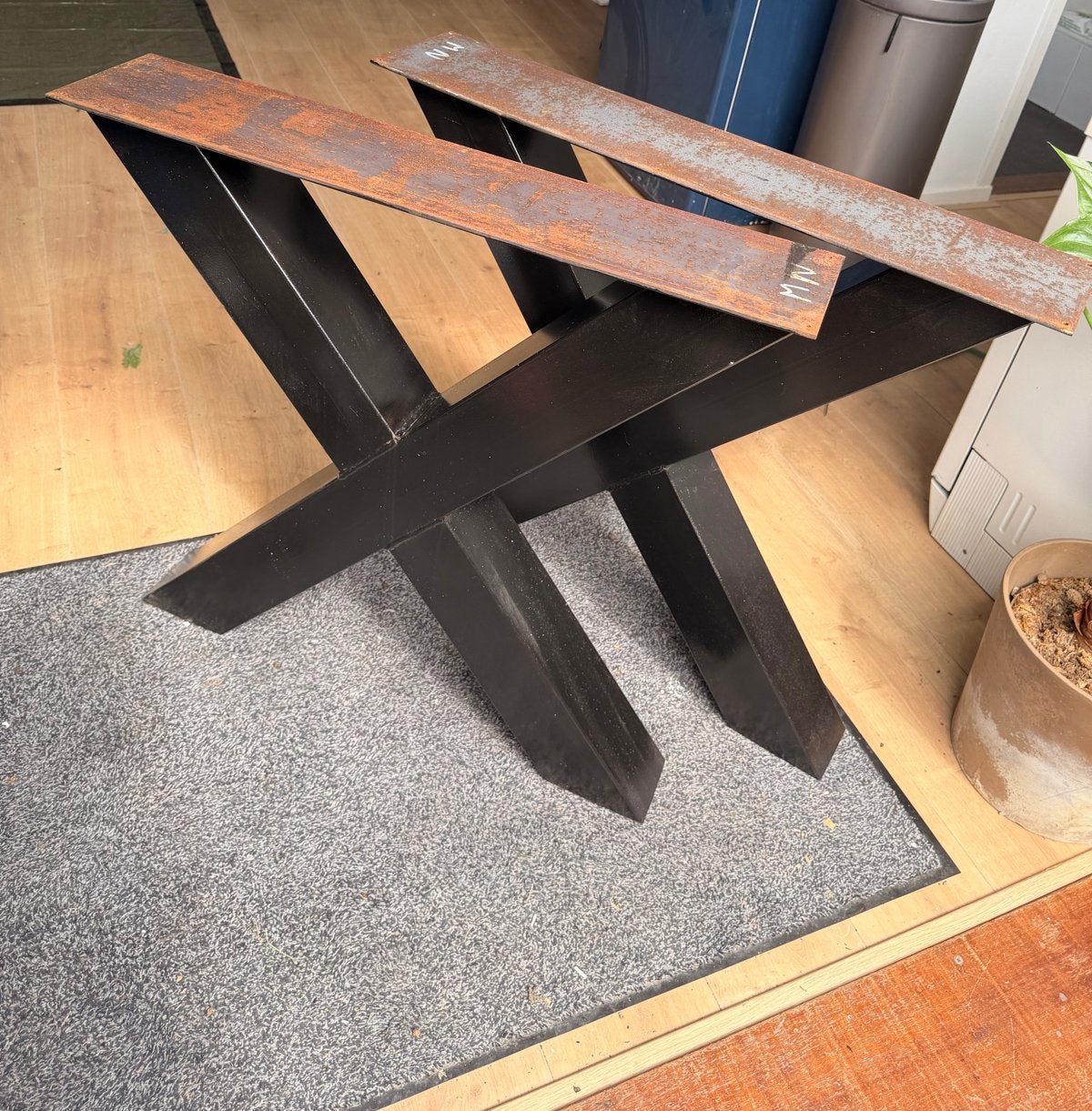 Zwarte metalen X poten voor (boomstam)tafel, Ophalen, Tafelpoot, Gebruikt, 50 tot 100 cm