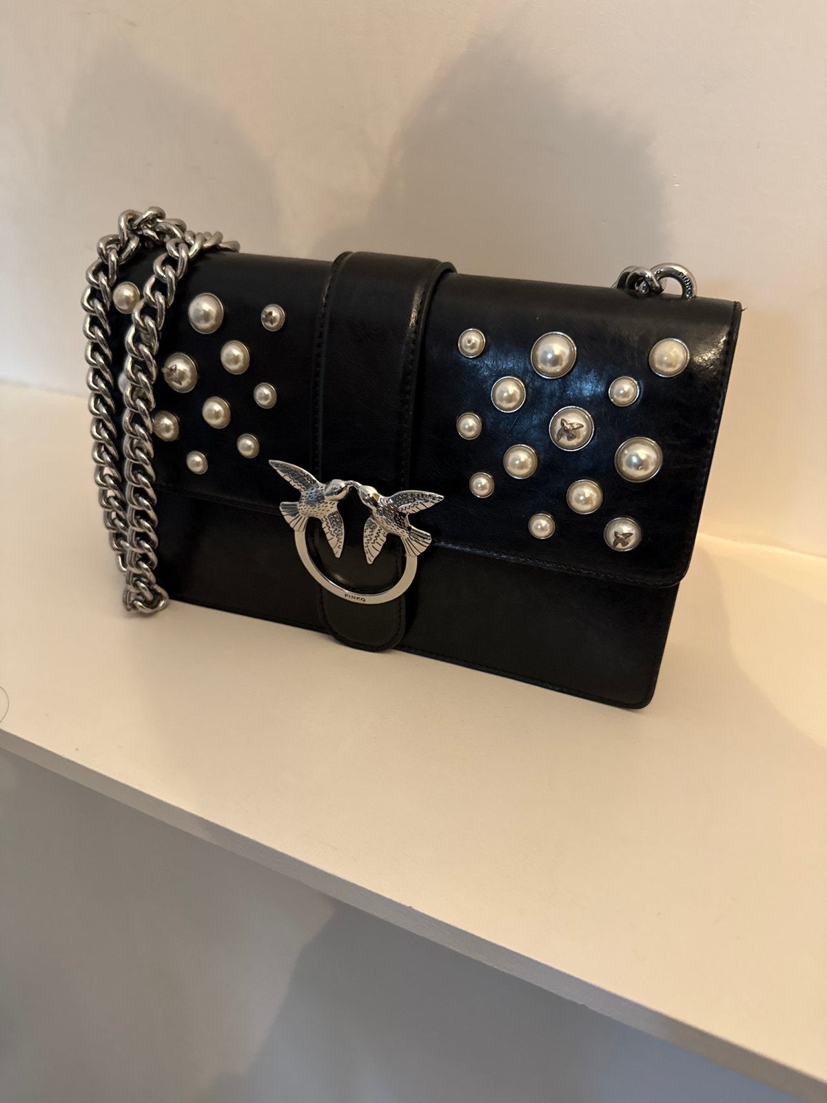 Pinko Love Bag met parels en studs, Sieraden, Tassen en Uiterlijk, Tassen | Damestassen, Ophalen, Zo goed als nieuw, Zwart, Schoudertasje
