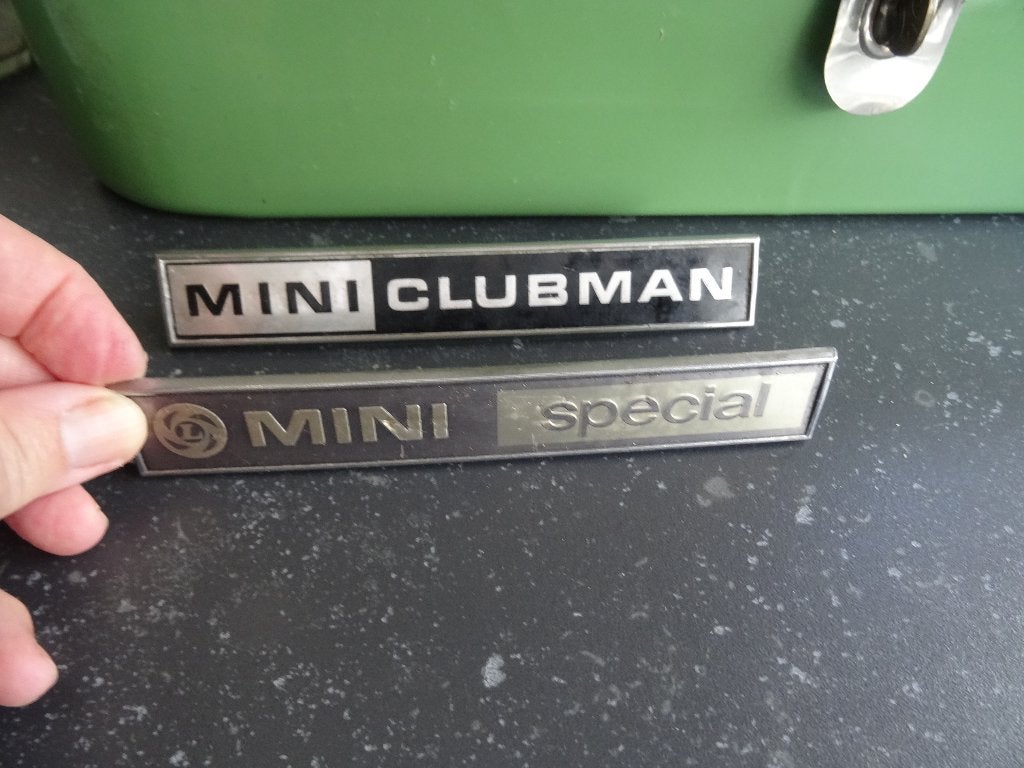 2x Oud auto embleem Mini Clubman Special, Ophalen, Gebruikt, Auto's