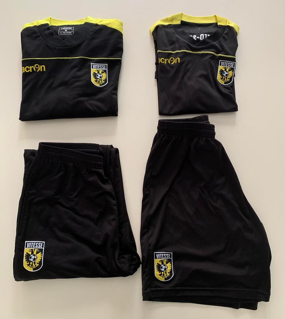 Trainings set met Vitesse logo maat M, Ophalen of Verzenden, Zo goed als nieuw, Zwart, Voetbal