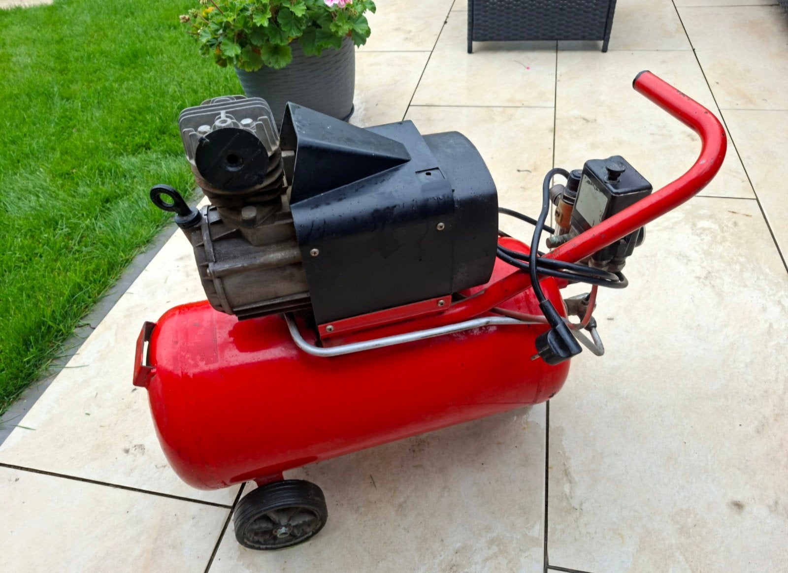 compacte professionele compressor ( zeer stil ), Doe-het-zelf en Verbouw, Minder dan 25 liter, Ophalen, Minder dan 200 liter/min