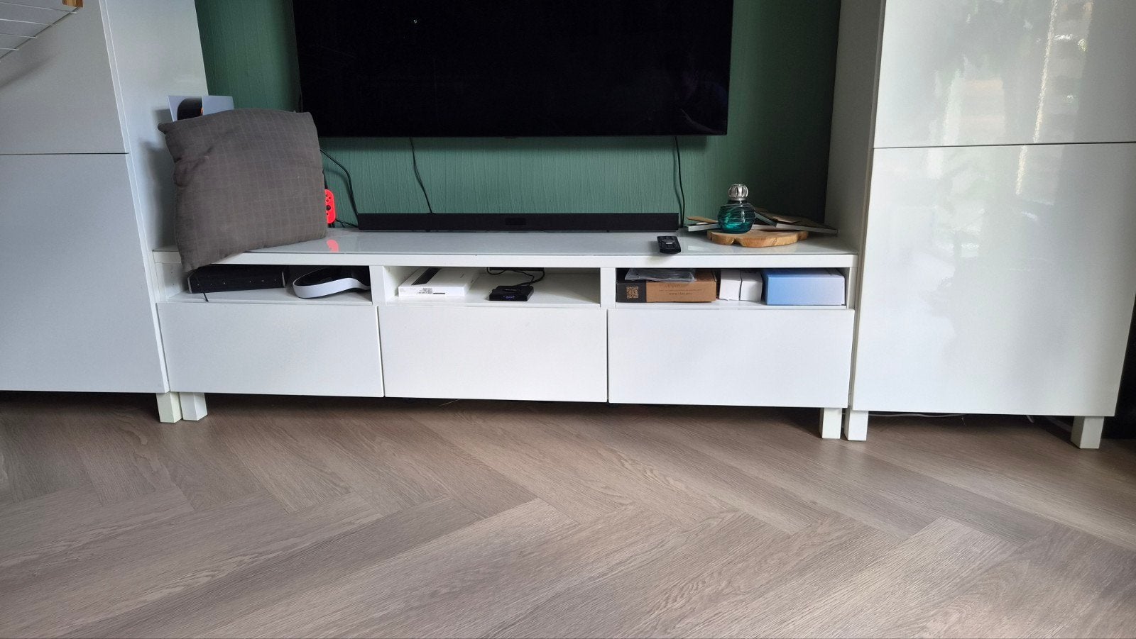 Witte BESTÅ Tv-meubel met 3 lades (druk systeem) glasplaat, Ophalen, Kunststof, 150 tot 200 cm, Zo goed als nieuw