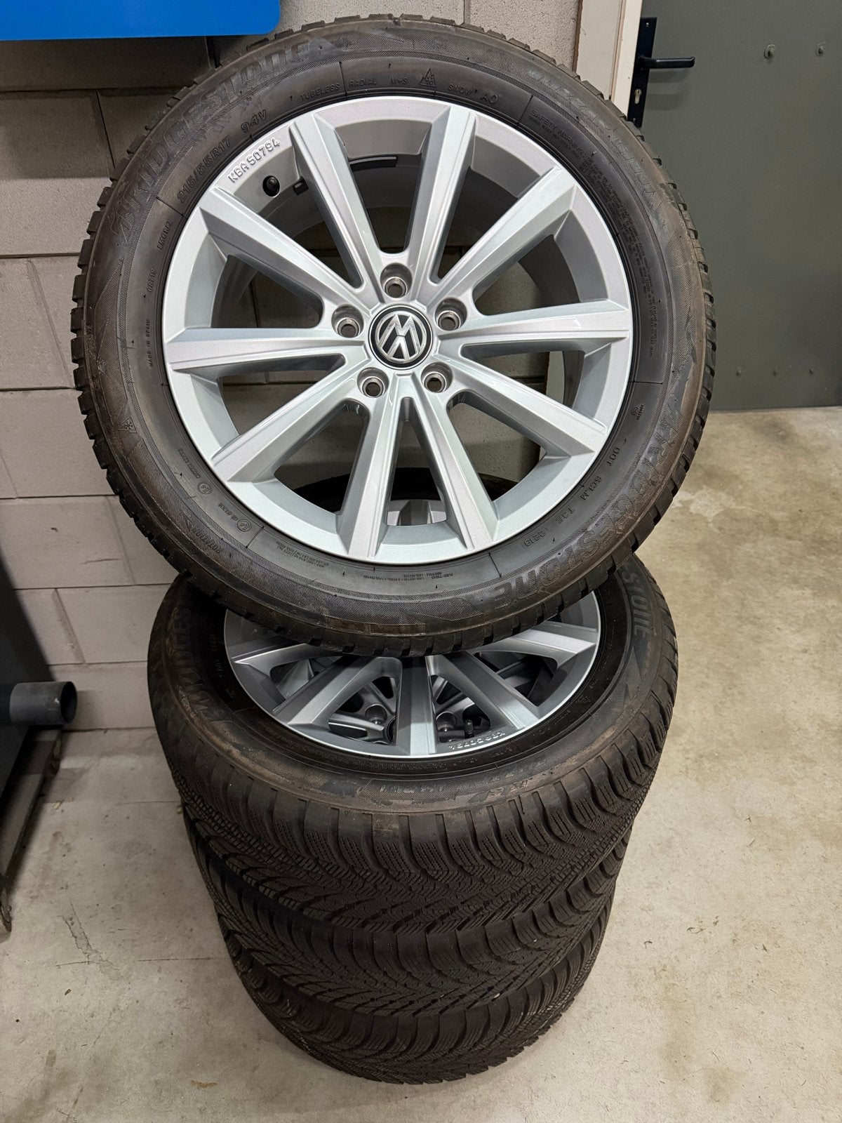 Originele VW Merano velgen (17inch) met winterbanden, Ophalen, Gebruikt