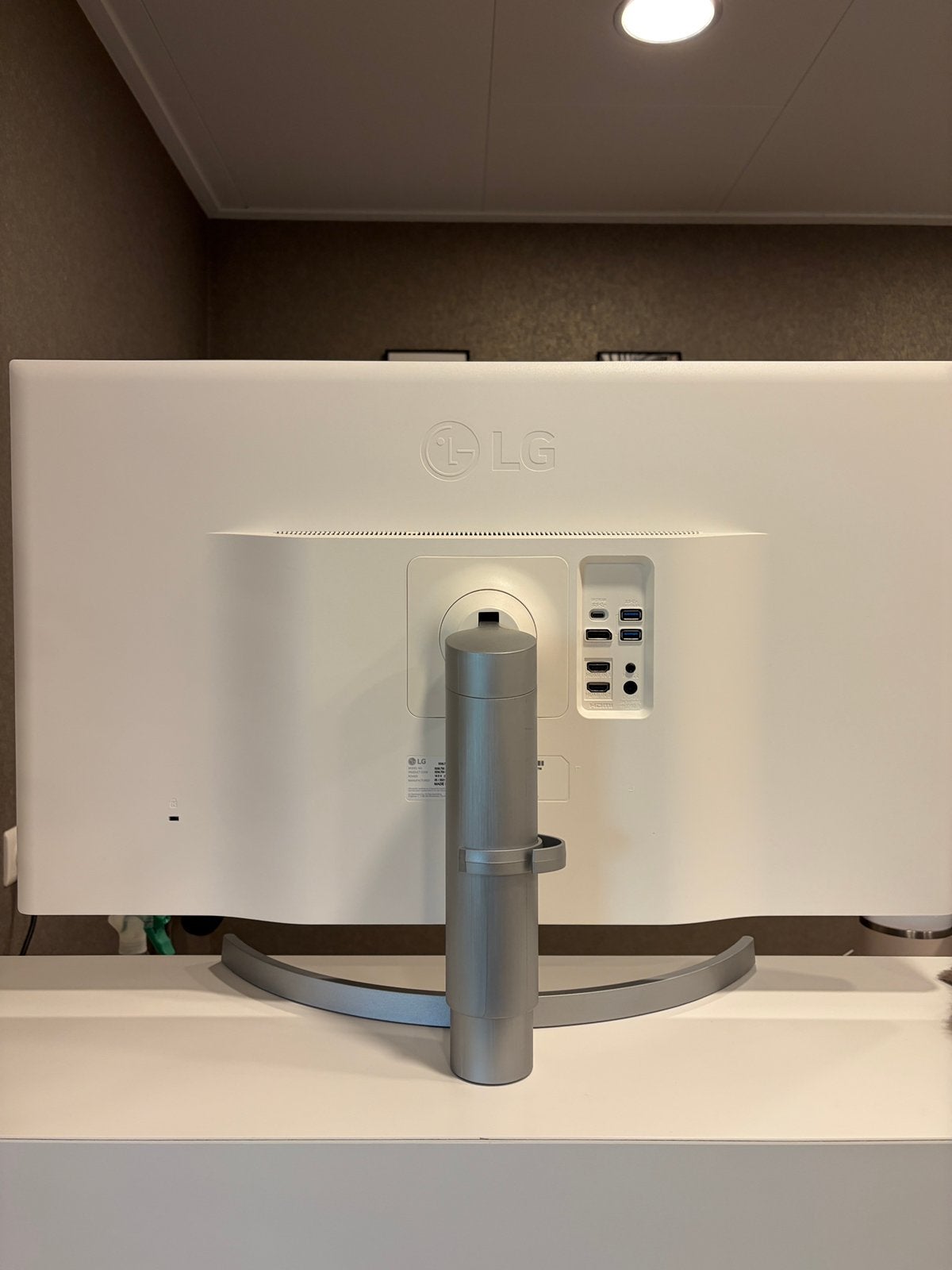 Foto 8 van LG Monitor 4K 31.5 inch