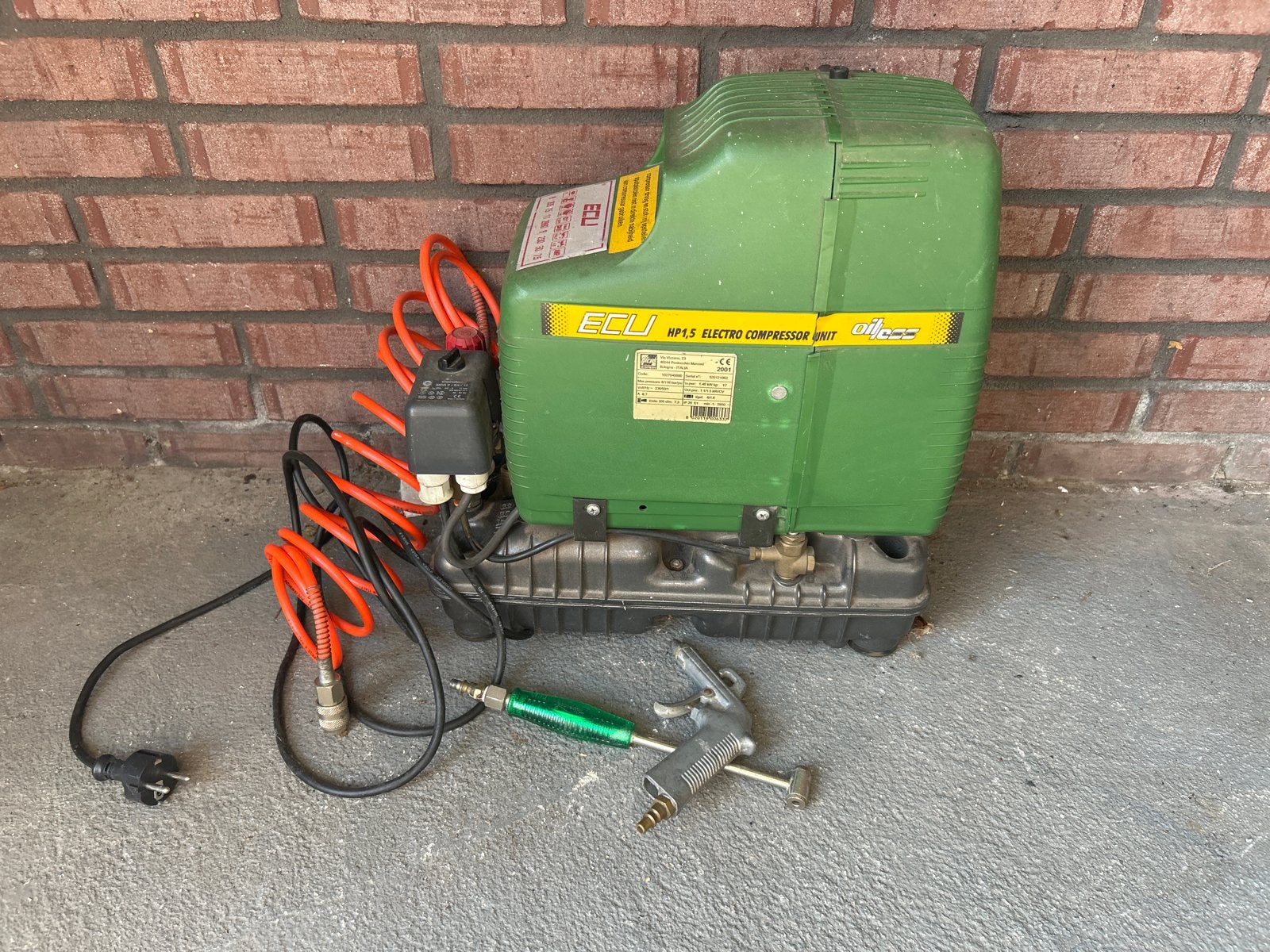 ECU MP1.5 Elektro Compressor Unit met spuit/banden pistool, Ophalen, Gebruikt, 6 tot 10 bar, Minder dan 200 liter/min