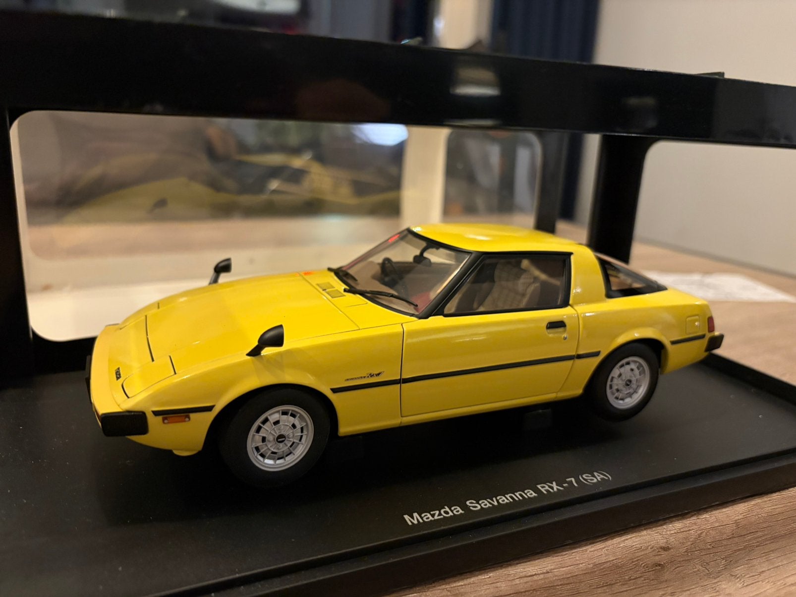 Autoart Mazda RX7 Savanna SA geel 75983, Hobby en Vrije tijd, Modelauto's | 1:18, Ophalen of Verzenden, Zo goed als nieuw, Auto