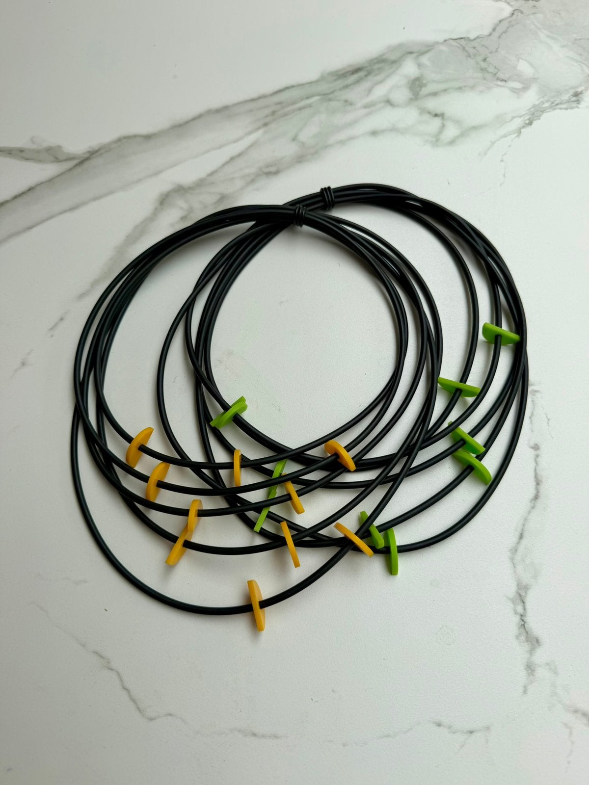 Moderne sieraden 2x, rubber en perspex TOTAALPRIJS, Ophalen of Verzenden