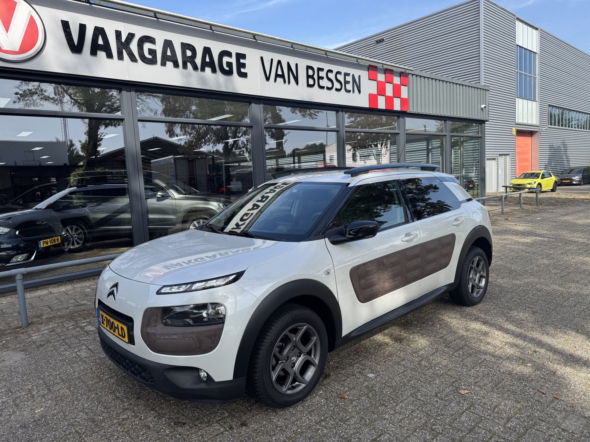Citroën C4 Cactus 1.2 PureTech Shine CAMERA-CRUISE-TREKHAAK, Euro 5, Gebruikt, 31 €/maand, 1199 cc