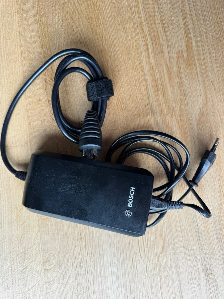 Bosch acculader 2A, Fietsen en Brommers, Fietsaccessoires | Fietsaccu's, Ophalen of Verzenden, Zo goed als nieuw