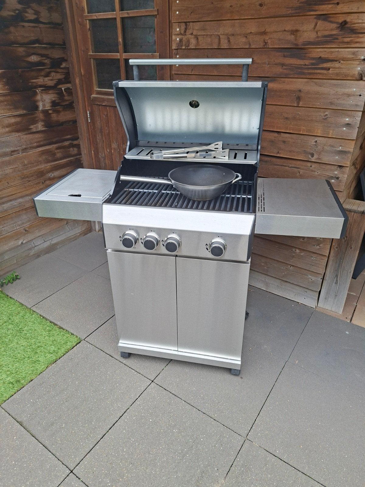 Foto 2 van BBQ Central Park & Friends gasbarbecue met wokbrander