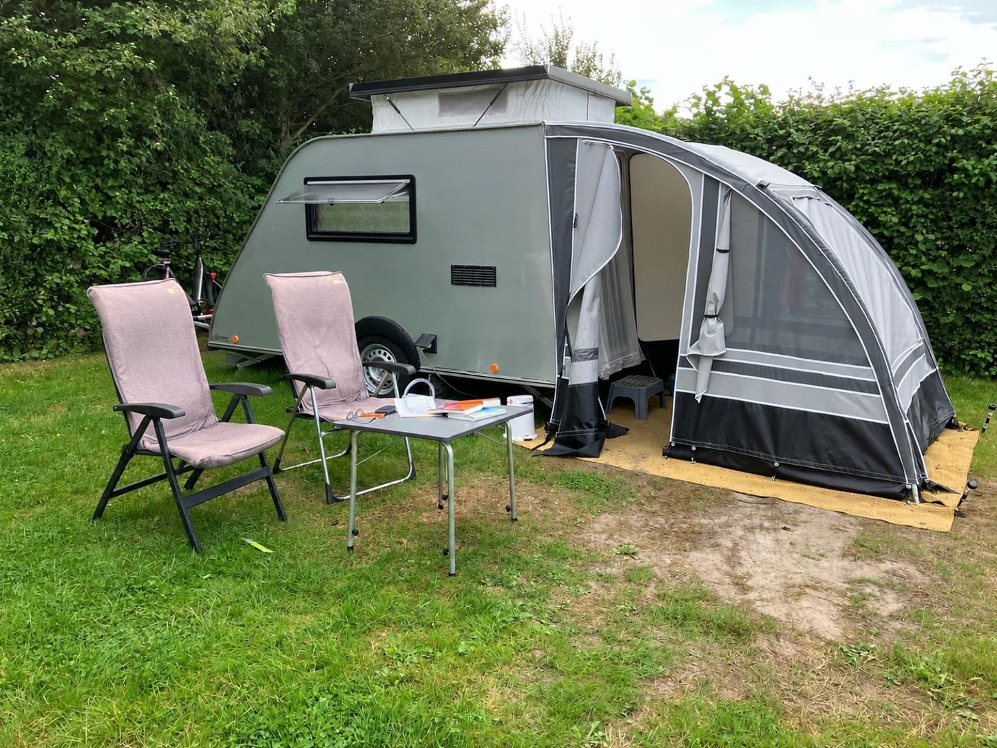 Kip Shelter caravan met De Waard hefdak en Fortex voortent, Caravans en Kamperen, Caravans, Kip, Treinzit, Particulier, Lengtebed