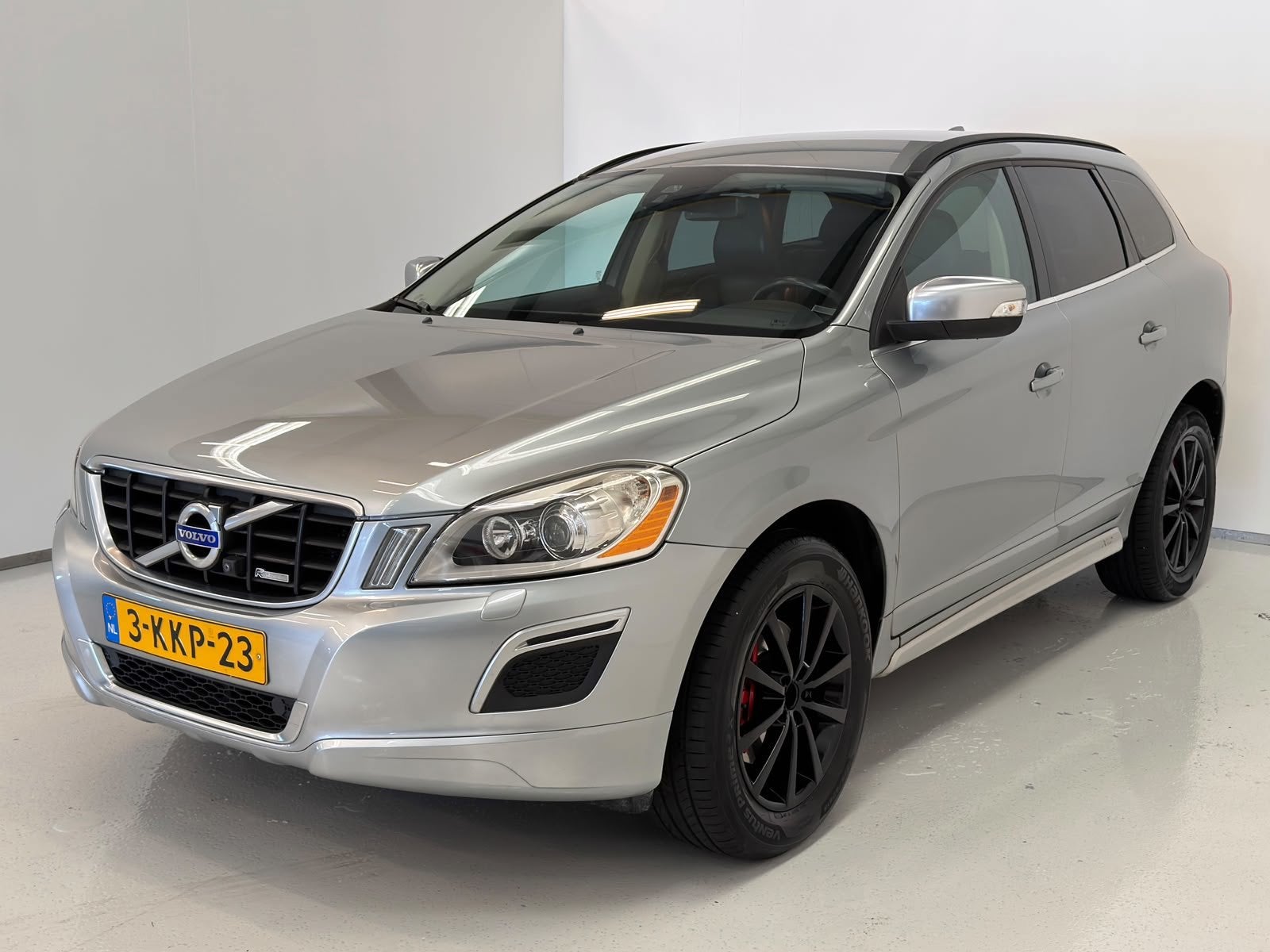 Volvo XC60 2.4 D5 AWD R-Design / NL-auto / Trekhaak, Auto's, Automaat, Euro 5, 15 km/l, Gebruikt