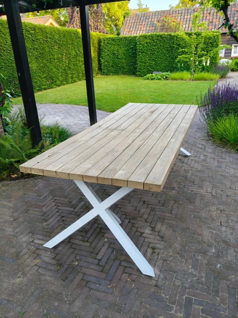Robuuste tuintafel met wit metalen onderstel, Ophalen, Gebruikt, Rechthoekig, Hout