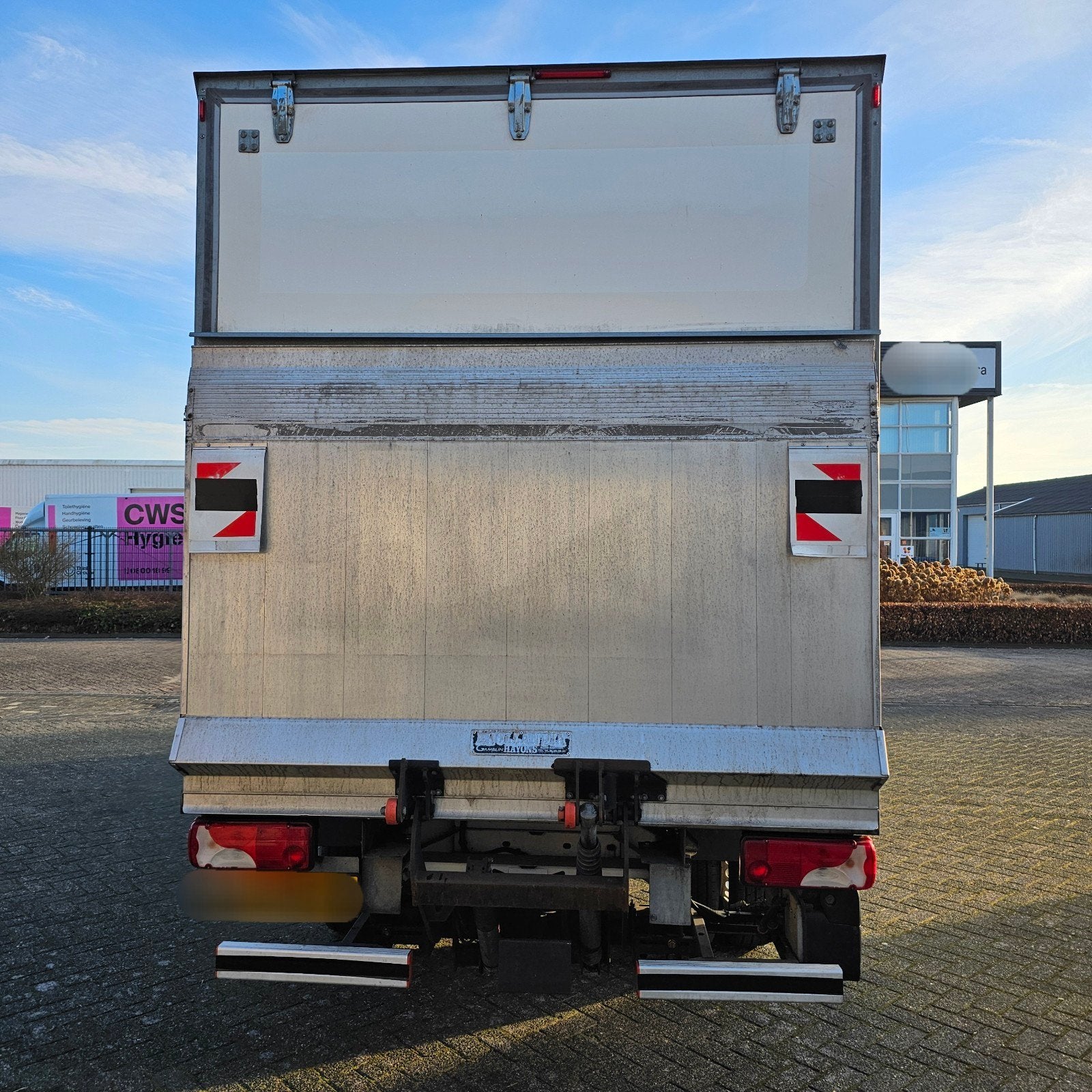 Bakwagen verhuiswagen kmvrij huren/Bestelbus met laadklep, Diensten en Vakmensen, Verhuur | Auto en Motor, Met chauffeur, Verhuiswagen of Bestelauto