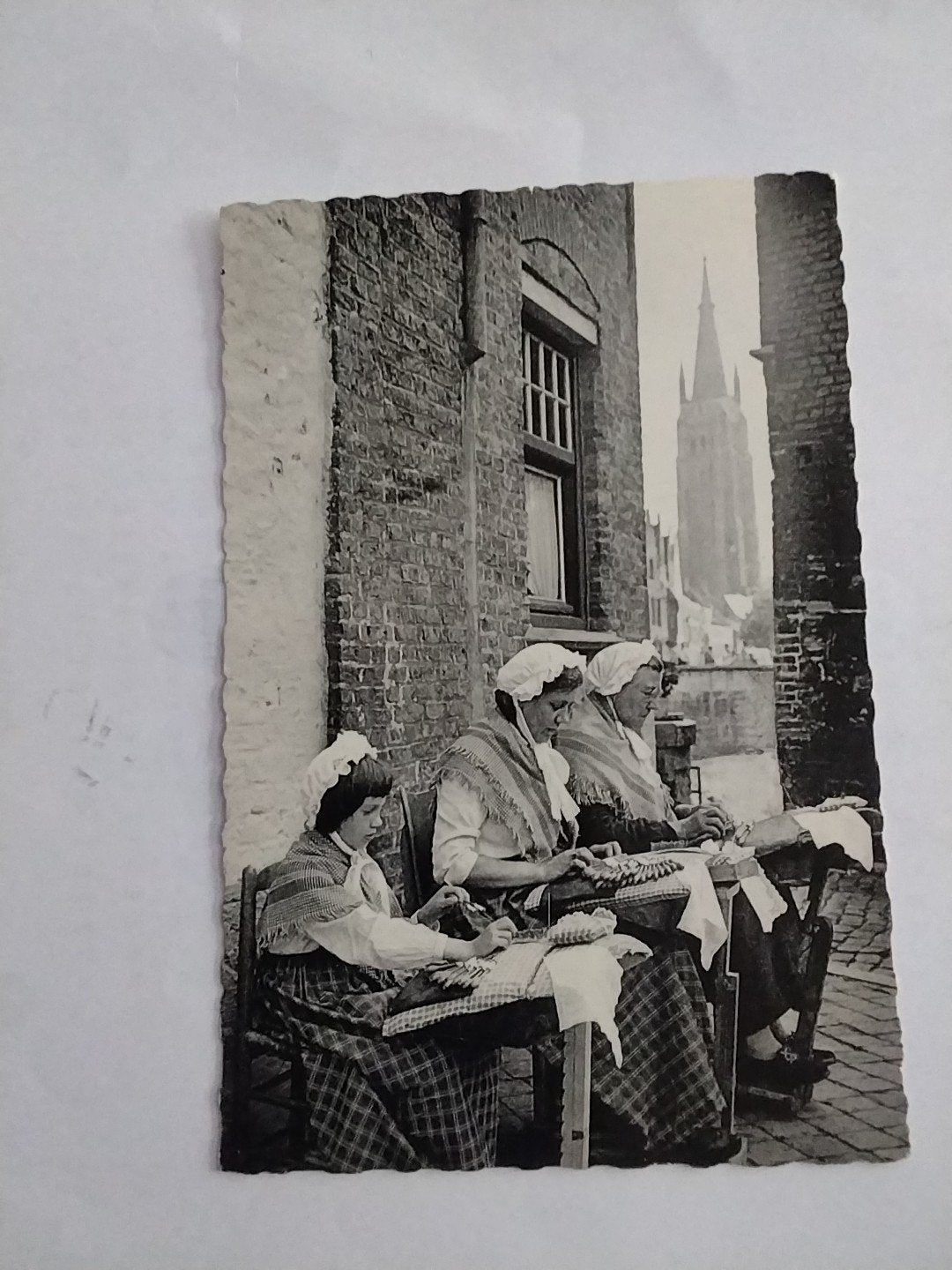 Oude postkaart Brugge: Drie generaties kantwerksters, Ophalen of Verzenden, 1920 tot 1940, Gelopen