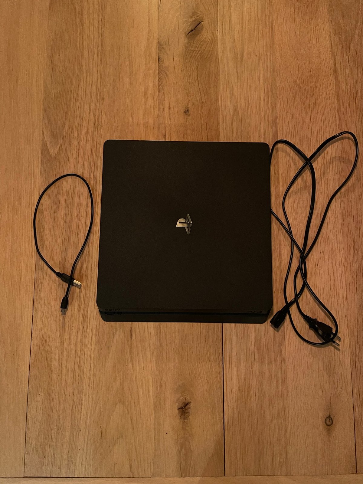 PlayStation 4 (Zo goed als nieuw) met kabels