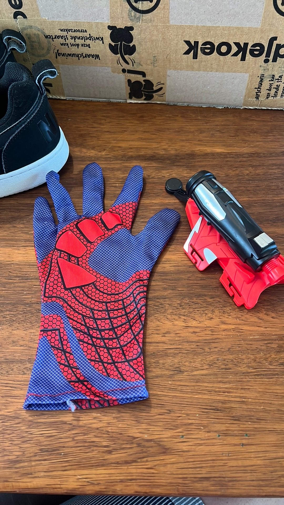 Laatste kans! Spiderman handschoen en wegschiet apparaatje, Ophalen of Verzenden, Zo goed als nieuw