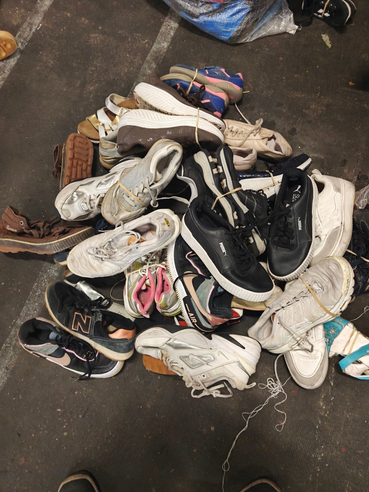 partij gebruikte zomer schoenen met veel sport schoenen., Ophalen, Overige kleuren, Overige materialen