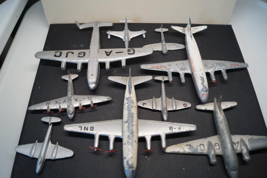 Dinky toy vliegtuigen 9 stuks  bieden vanaf €25, Antiek en Kunst, Verzenden
