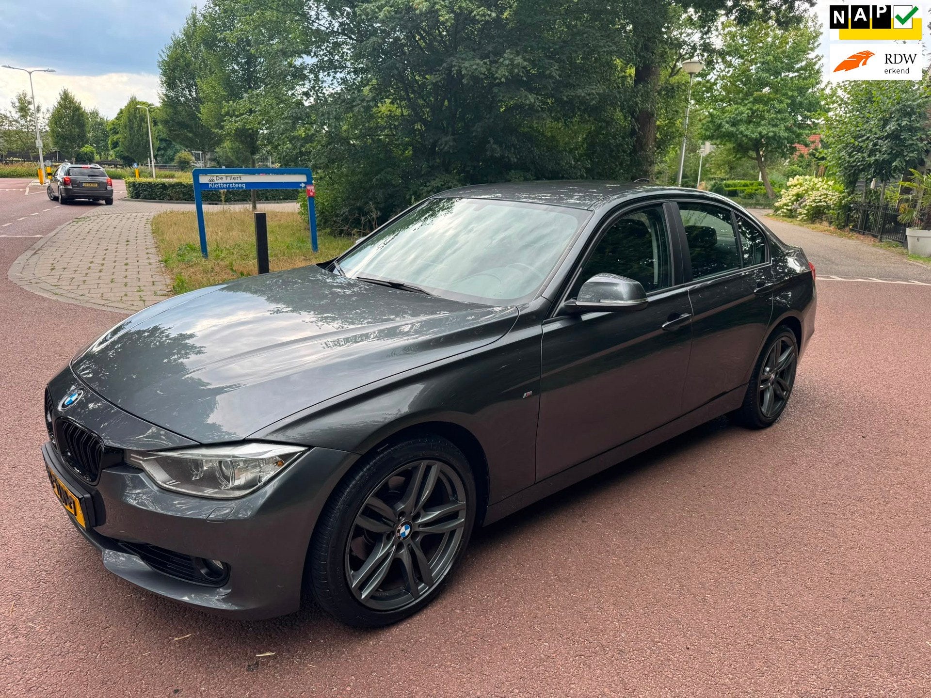 BMW 3-serie 320i High Executive / Navi CarPlay / Automaat /, Auto's, Automaat, Euro 5, Achterwielaandrijving, Gebruikt