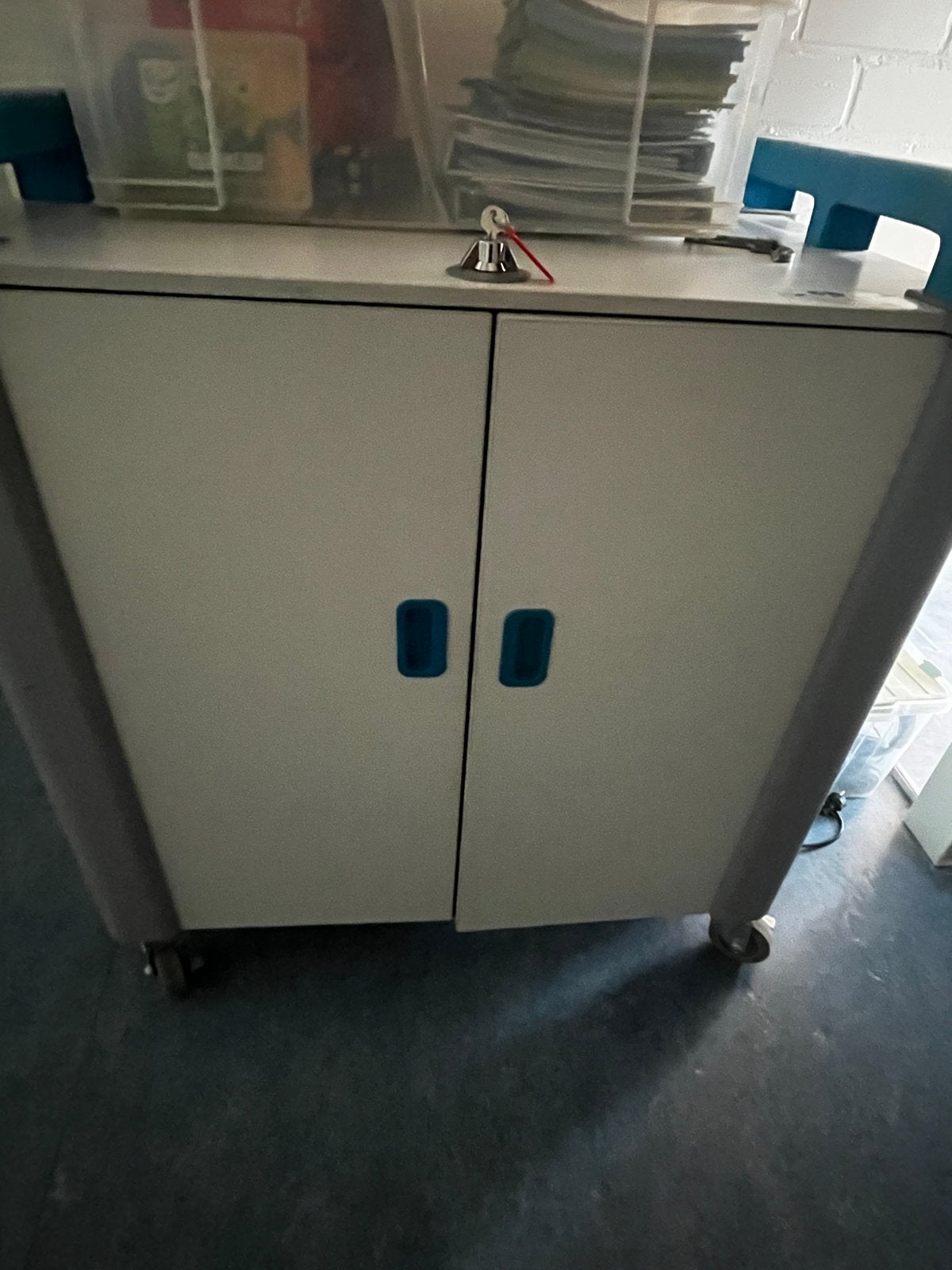 2 Laptopkasten op wielen met slot, elk voor 20 laptops, Computers en Software, Ophalen, Gebruikt