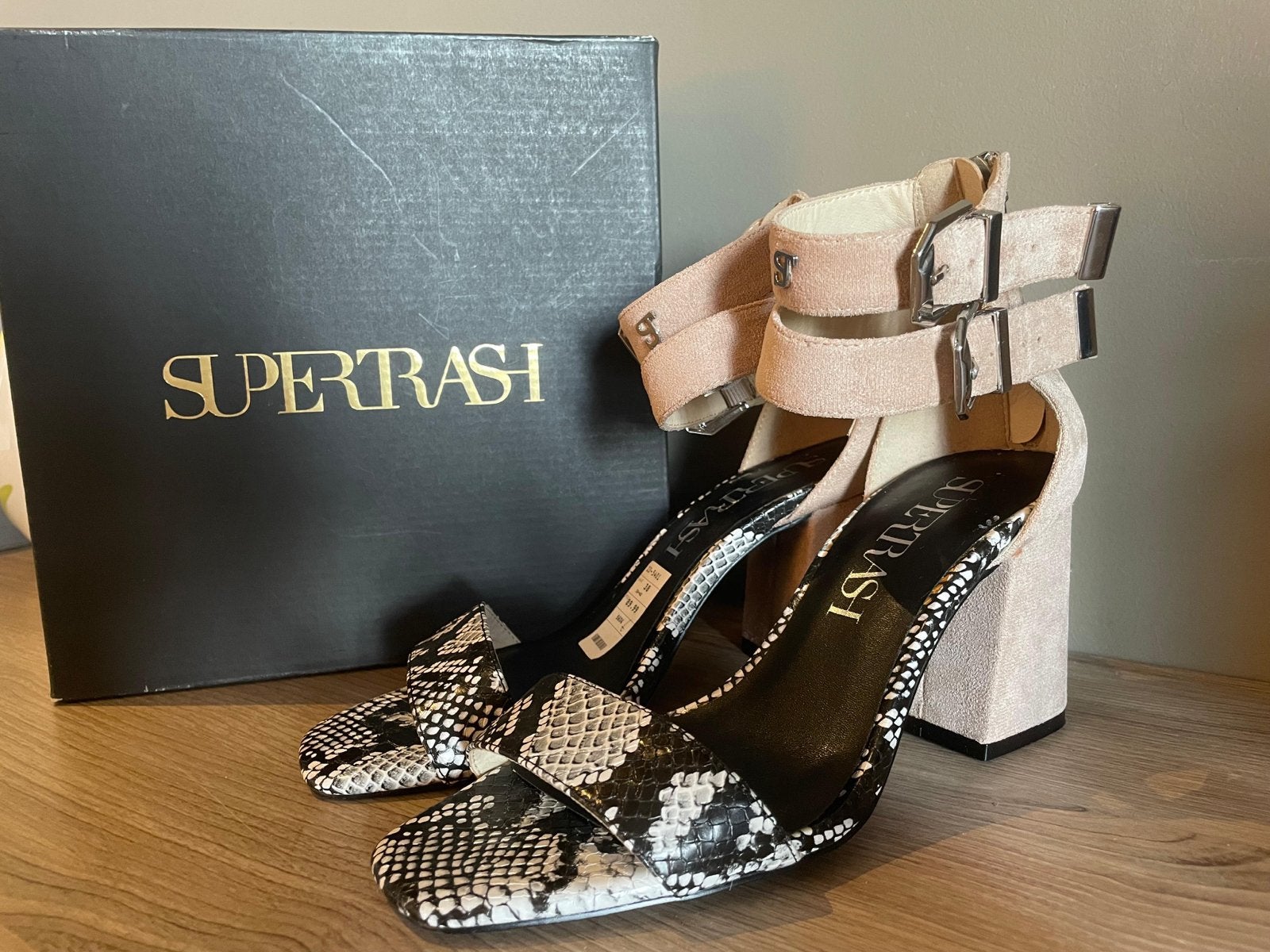 Supertrash Hakken met Slangenprint en Enkelbandjes - Maat 38, Zwart, Nieuw, Ophalen of Verzenden, Schoenen met hoge hakken